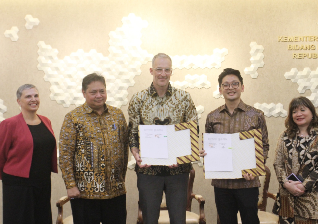 Aspen Medical CEO in Indonesia with Indonesian politicians and the Australian Ambassador to Indonesia with signed documents at a ceremony
