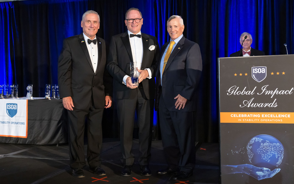 Photo of Aspen Medical Founder and Executive Chair Glenn Keys AO receiving the ISOA Vanguard Award.