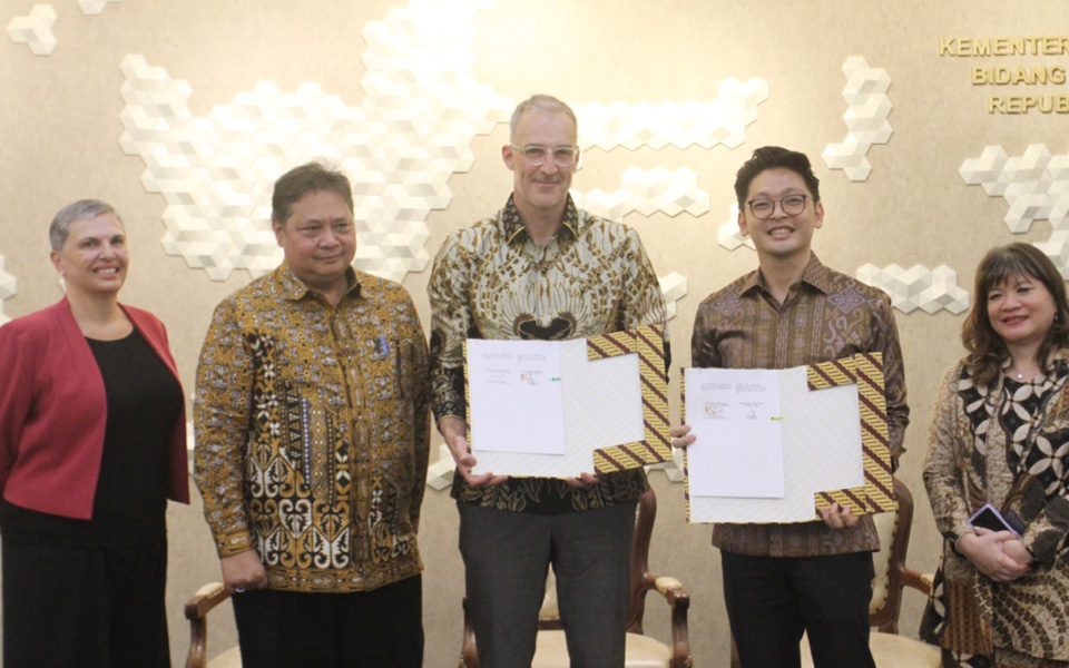 Dr Andrew Rochford, Aspen Medical CEO in Indonesia, with representatives from Tridaya Group and the Australian and Indonesia Governments.