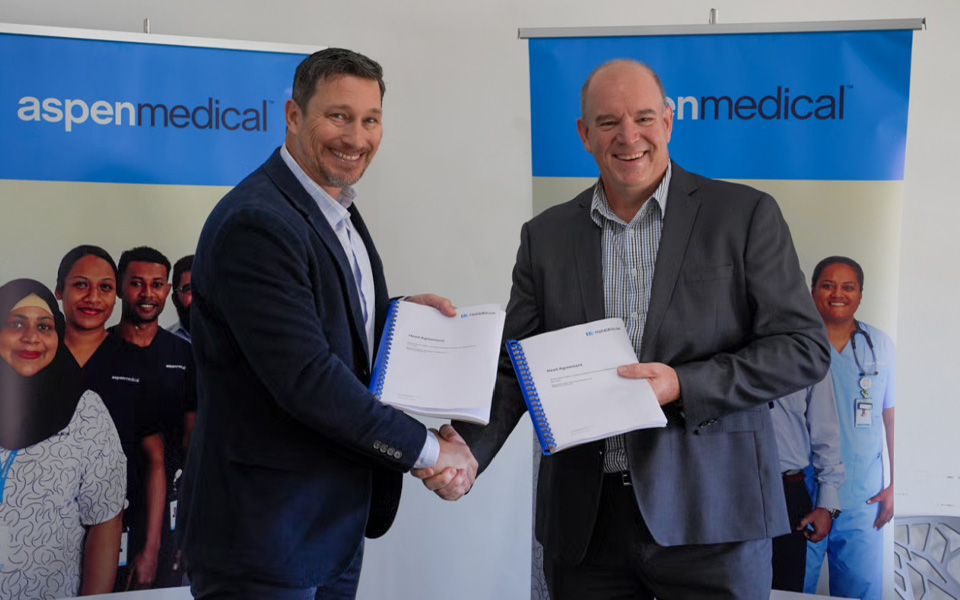 Photo of Gavin Whiteside shaking hands with Douglas Murray, Managing Director of Meditech APAC.