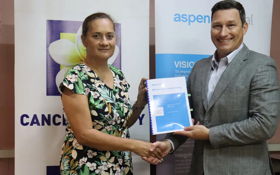 Photo of Fiji Cancer Society CEO Belinda Chan with Aspen Medical Fiji's CEO Gavin Whiteside.