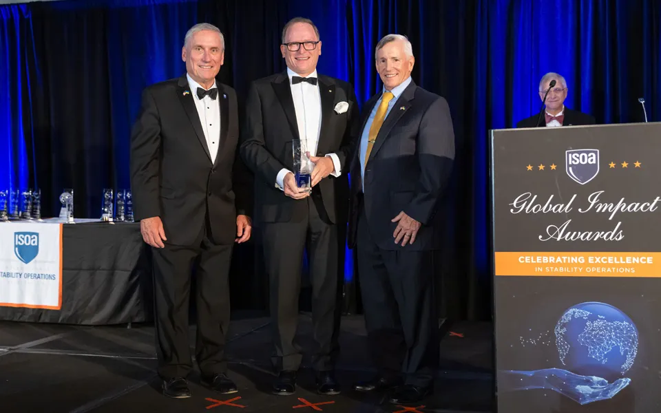 Photo of Aspen Medical Founder and Executive Chair Glenn Keys AO receiving the ISOA Vanguard Award.